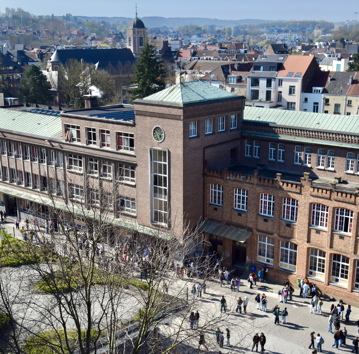 École Saint-Pierre à Uccle avec vue sur le ciel.